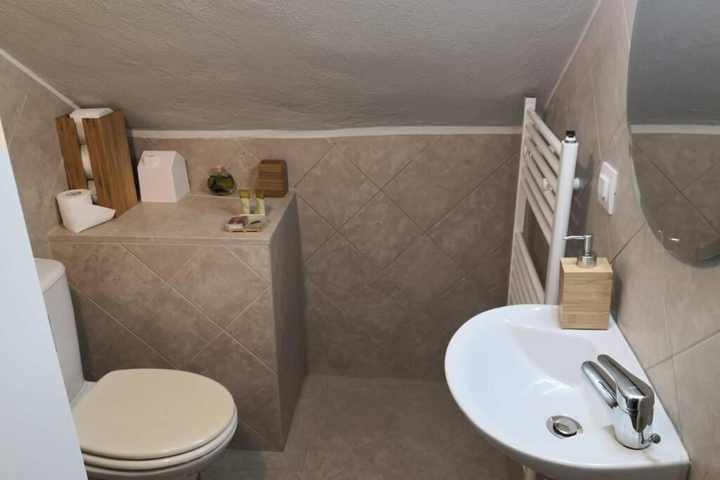Apartamento Cozy House With Garden In The Old Town Tesalónica Exterior foto