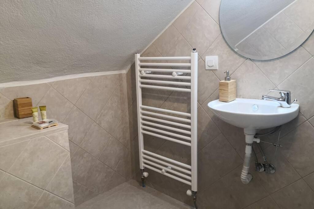 Apartamento Cozy House With Garden In The Old Town Tesalónica Exterior foto